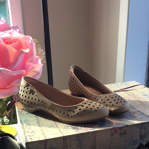 Round-toe flat in beige - Picture 5 of 5